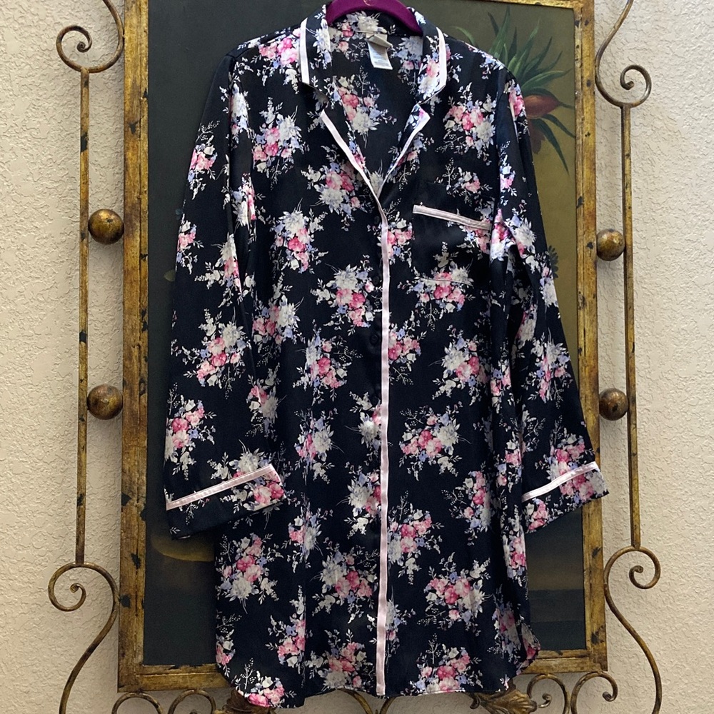 Like New In Bloom by Jonquil Flower Bouquet Lounge Wear P2P 21-1/4 in.